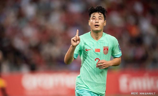 关于武磊场边指挥情绪激动，马竞队员怒摔水瓶！的信息