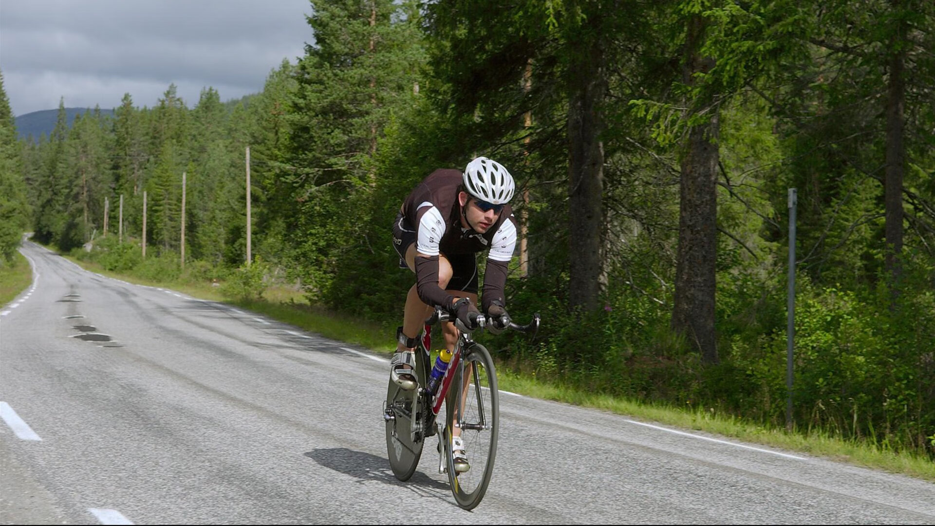 田径赛场焦点！西班牙队对阵巴西队，核心球员受伤，球队前景蒙阴影